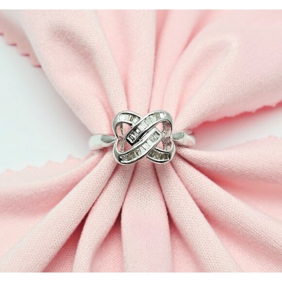 Unique 18K White Gold Designer Baguette Cut Diamond Interlocking Ring - Size 7 - Picture 1 of 16